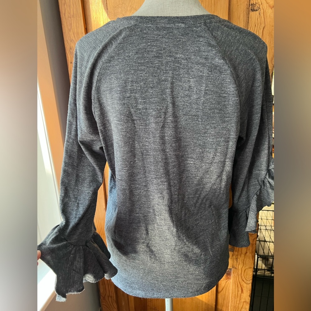 Reserved Banana Republic 3/4 sleeve top. Crew neck. Ruffled sleeve. - Picture 6 of 13